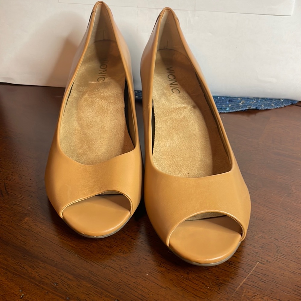 Vionic Ladies size 8.5-if you got bad feet this is the one for you. One blemish